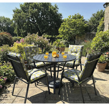 Set de grădină cu masă, patru scaune, băuturi și grădină în fundal