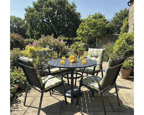 Set de grădină cu masă, patru scaune, băuturi și grădină în fundal