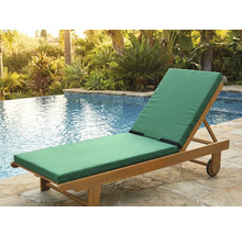Șezlong din lemn cu tapițerie verde lângă piscină