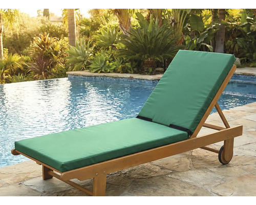 Șezlong din lemn cu tapițerie verde lângă piscină