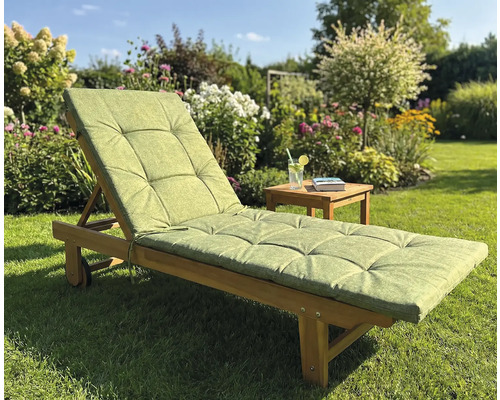 Scenă de grădină cu șezlong din lemn și husă verde pe gazon