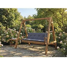 Leagăn de grădină din lemn cu tapițerie în grădină