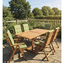 Scenă de grădină cu masă de lemn și șase scaune cu perne