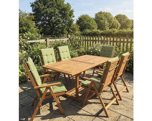 Scenă de grădină cu masă de lemn și șase scaune cu perne