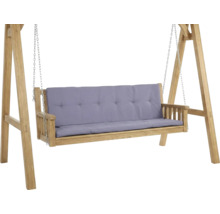 Leagăn din lemn cu perne gri, suspendat de lanțuri