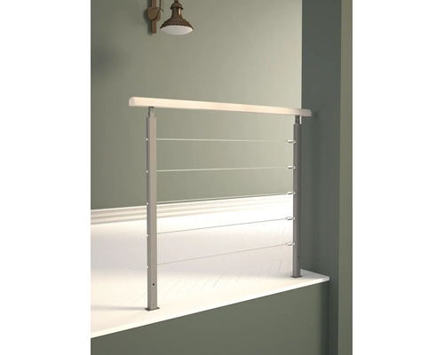 Balustradă modernă cu stâlpi din oțel inoxidabil, cinci cabluri metalice orizontale și mână curentă din lemn, montată pe un pervaz.