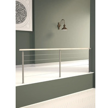 Balustradă modernă cu mână curentă din lemn și umplutură din cabluri orizontale din oțel inoxidabil într-un interior luminos.