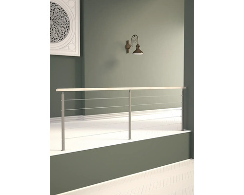 Balustradă modernă cu mână curentă din lemn și umplutură din cabluri orizontale din oțel inoxidabil într-un interior luminos.