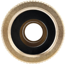 Vedere de sus a unui conector de furtun circular din alamă cu o garnitură de cauciuc neagră în interior.