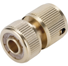 Conector de furtun din alamă pentru furtunuri de grădină cu suprafață de prindere striată.