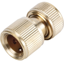 Conector de furtun din alamă cu suprafață striată pentru sisteme de irigații.