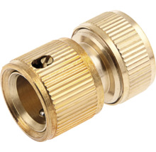 Conector de furtun din alamă pentru udarea grădinii cu suprafață striată.