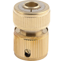 Conector de furtun din alamă pentru irigarea grădinii cu carcasă striată și inel de strângere.