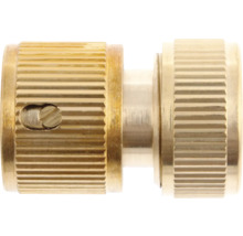 Conector de furtun din alamă pentru furtunuri de grădină cu suprafață striată pentru aderență.