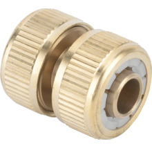 Conector de furtun din alamă cu suprafață striată pentru furtunuri de grădină.