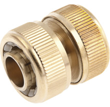 Conector de reparare din alamă pentru furtunuri de grădină cu suprafață striată.