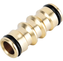 Conector de furtun niplu dublu din alamă cu două inele de etanșare pentru furtunuri de grădină și sistem de cuplare rapidă.