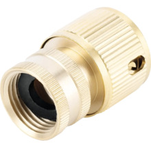 Conector de furtun din alamă cu suprafață striată pentru o prindere mai bună și garnitură de cauciuc integrată.