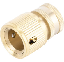 Conector de furtun din alamă pentru furtunuri de grădină cu suprafață striată.