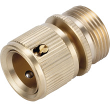 Conector de furtun din alamă pentru furtunuri de grădină cu filet exterior și suprafață striată.