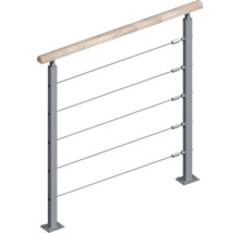 Balustradă cu mână curentă din lemn, doi stâlpi metalici și o umplutură din cinci cabluri de sârmă orizontale.