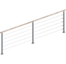 Balustradă cu mână curentă din lemn și cabluri din oțel inoxidabil pe stâlpi