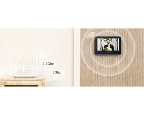 Videointerfon Imou cu monitor pe ușă de lemn, conectat la router Wi-Fi prin frecvențele de 2,4 Gigahertz și 5 Gigahertz.