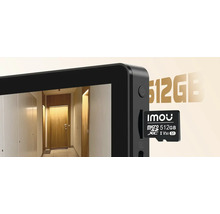Vedere detaliată a unui monitor pentru stații video de ușă cu un card Imou Micro SD de 512 gigabyți în slot.