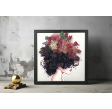 Tablou pătrat cu mușchi într-o ramă neagră, înfățișând profilul unei femei cu părul din mușchi islandez de diverse culori.