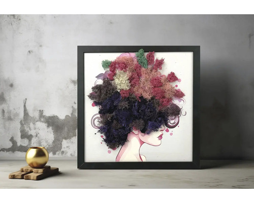 Tablou pătrat cu mușchi într-o ramă neagră, înfățișând profilul unei femei cu părul din mușchi islandez de diverse culori.