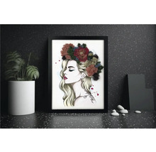 Tablou înrămat cu o femeie blondă purtând o coroniță din mușchi natural colorat.