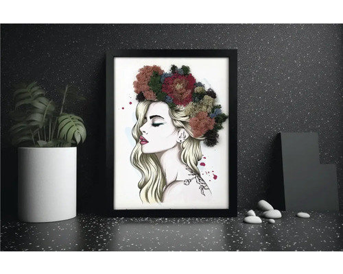 Tablou înrămat cu o femeie blondă purtând o coroniță din mușchi natural colorat.