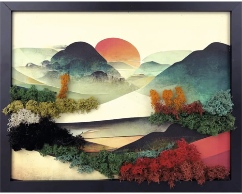 Tablou cu mușchi înrămat cu peisaj montan și soare, mușchi structurat pentru un efect 3D.