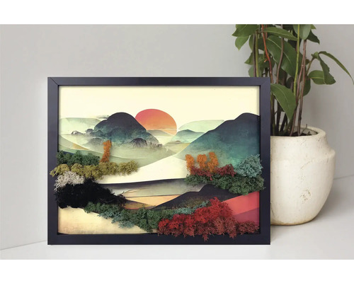 Tablou cu mușchi înrămat reprezentând un peisaj montan cu soare, decorațiune de perete din mușchi conservat.