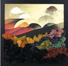 Tablou cu mușchi reprezentând un peisaj cu dealuri și un copac în ramă neagră, prim-plan din mușchi stabilizat colorat.