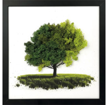 Tablou de perete copac din mușchi conservat în diverse nuanțe de verde cu ramă neagră.