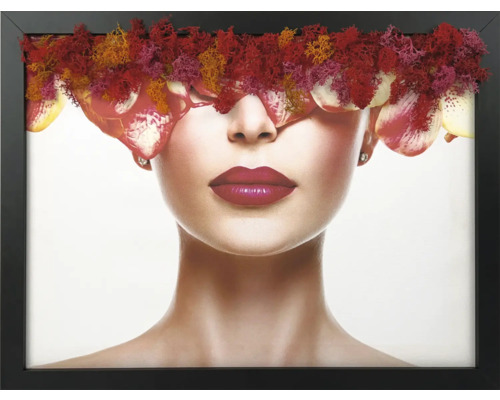 Tablou de perete cu portretul unei femei, ochii acoperiți de mușchi colorat și petale, în ramă neagră.