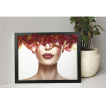 Tablou înrămat cu mușchi 3D, motiv chip de femeie cu flori și mușchi peste ochi, ramă neagră.