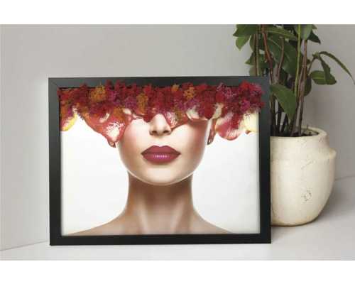 Tablou înrămat cu mușchi 3D, motiv chip de femeie cu flori și mușchi peste ochi, ramă neagră.