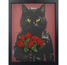 Tablou cu o pisică neagră în jachetă de piele și aplicații de mușchi islandez roșu și verde, înrămat în negru.