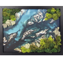 Tablou de perete modern cu mușchi în nuanțe de verde și alb pe un fundal cu motiv de apă și stânci, ramă neagră.