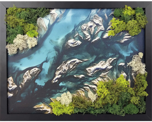 Tablou de perete modern cu mușchi în nuanțe de verde și alb pe un fundal cu motiv de apă și stânci, ramă neagră.