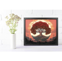 Tablou cu mușchi Arborele vieții cu mușchi roșu în ramă neagră, lângă o vază albă în fața unui perete de cărămidă.