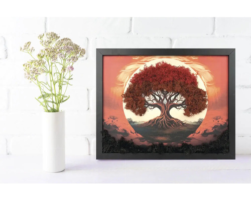 Tablou cu mușchi Arborele vieții cu mușchi roșu în ramă neagră, lângă o vază albă în fața unui perete de cărămidă.