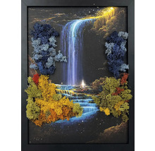 Tablou din mușchi cu motiv cascadă din mușchi islandez colorat într-o ramă neagră.