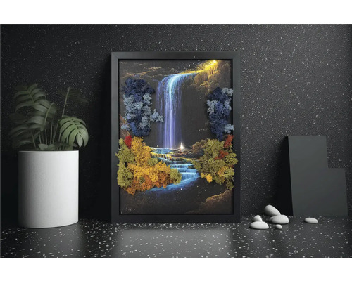 Tablou din muschi cu motiv cascada din muschi de ren colorat in rama neagra.