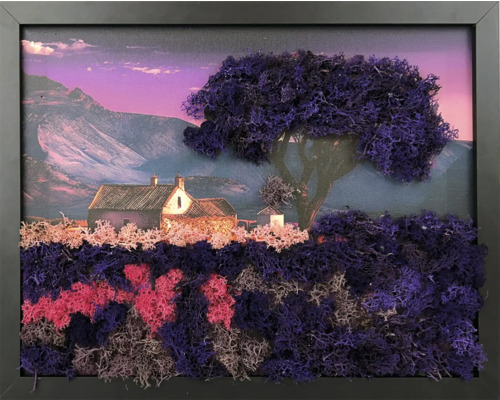 Tablou 3D din mușchi cu o reprezentare a unui peisaj din mușchi islandez colorat, casă, munți și copac într-o ramă neagră.