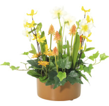 Flori artificiale decorative într-un ghiveci cu narcise, gălbenele și plante verzi.