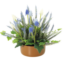 Plantă artificială decorativă cu flori albastre și albe într-un ghiveci