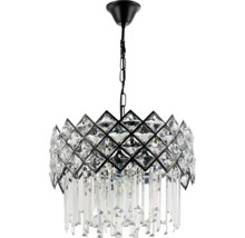 Lustră cu aspect de cristal, cadru metalic negru, model în formă de romb și prisme din sticlă suspendate.